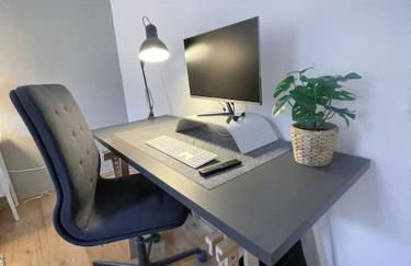 Modern Cozy apt. -with 2 TV, Netflix and work desk - Foto 3