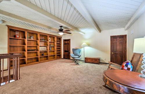 Pool and Putting Green Group Getaway in Glendale! - Foto 11