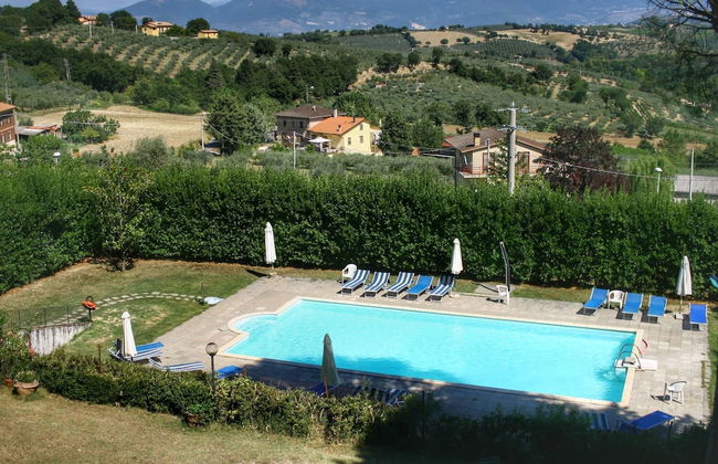 Stunning Farmhouse with Swimming Pool & Hot Tub in Umbria - Photo 12