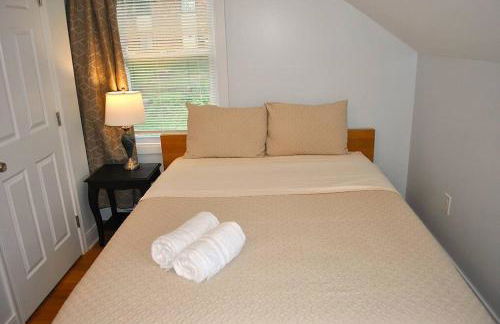 Stylish 4-Bedroom Full House. Plenty of Parking! - Foto 14