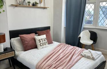 Spacious 4 Bedroom Contractors Friendly Home in Coventry Near Jaguar Land Rover & City Centre - Photo 1