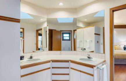 Half Block to Beach w/ Oceanview, Patio + Balcony The Shore Pine by Avantstay - Foto 42