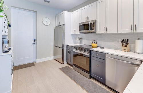 Chic & Spacious 4 Bedroom 3 Full Bathrooms Retreat in West Tampa and Pvt Backyard - Foto 43