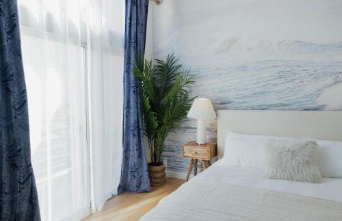 Stylish PB Townhome, Walk to Bay, and Balcony - Foto 32