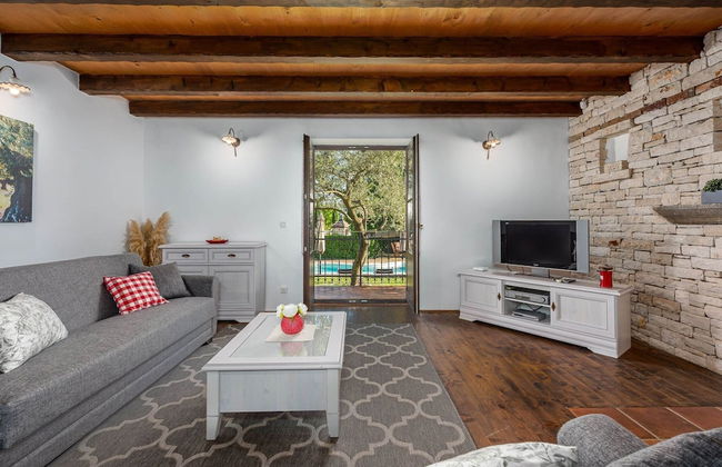 Beautiful Villa With Swimming Pool and Fenced Garden - Foto 5