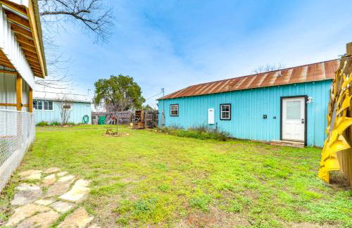 Fifties Diner-Style Llano Home with Shared Fire Pit - Photo 22