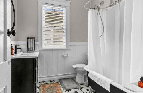 A Timeless Victorian Home with Period Charm! - Foto 37