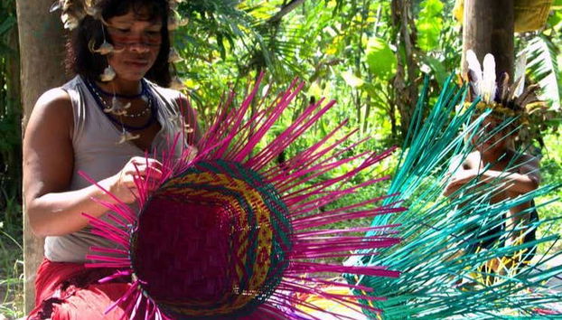 Elaboración de artesanías indígenas