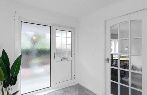 3BR Family House with Free Parking in West Lothian - Photo 20