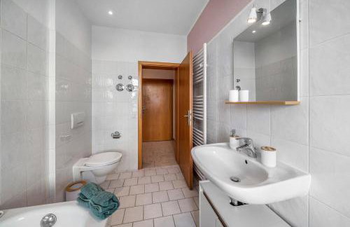 LeHaStays - Apartment Buckau 14 I Küche I WLAN I SmartTV I Innenhof - Photo 8