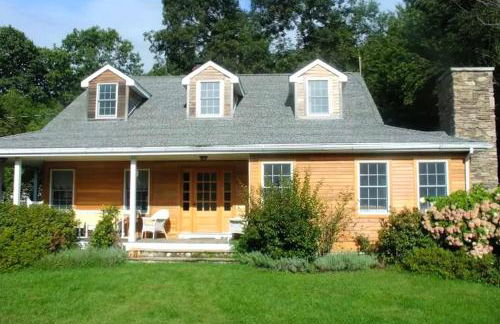 Secluded Cottage Rental with a Heated Pool in Red Hook for Family Getaways in New York State - Photo 1