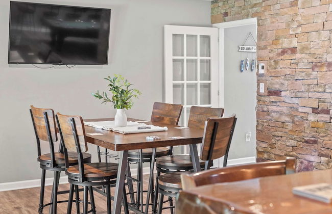 Tavern at the Woods by Avantstay Lakefront Views, Hot Tub, Firepit, Game Room - Foto 17