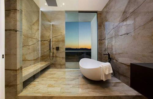 Ultra-Luxurious BH Estate with Pool, Theatre, Views - Foto 24