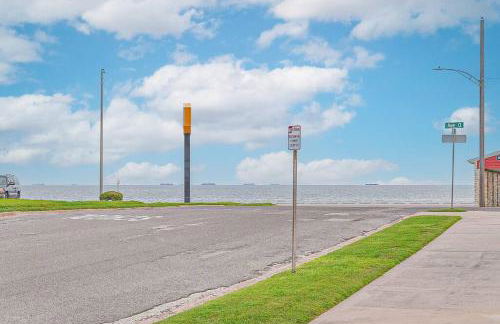 Coastal Blue Beach House with 3 Bedrooms and Just off the Seawall - Foto 14