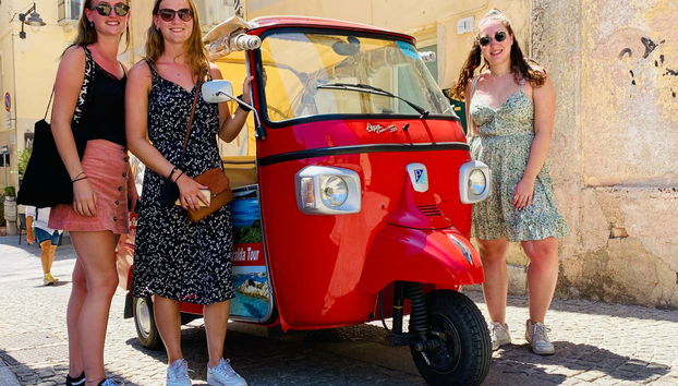 Un gruppo di turisti sorridenti davanti al nostro tuk tuk, pront