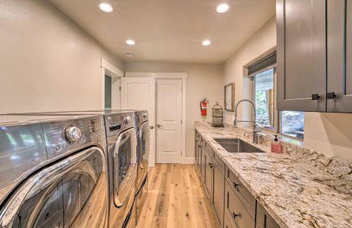 Hot Tub, Pool Table Luxe Reno Chalet with Mtn View! - Foto 72