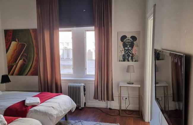 Apartment Sleeps 4 Near Shopping Street - Photo 4