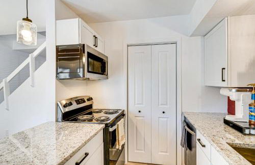 Convenient Bryan Townhome with Patio Less Than 3 Mi to AandM! - Foto 11