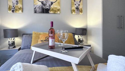 Sleek Skyward Serenity 2bed w Pool Table - Ystrad - Foto 3