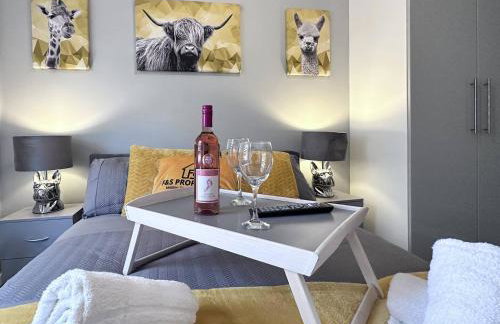 Sleek Skyward Serenity 2bed w Pool Table - Ystrad - Foto 3