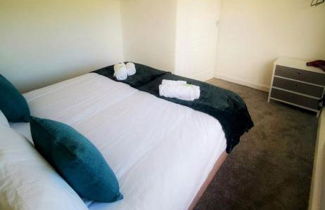 No 7 - Bright, Spacious 3 Bed Home with Parking & WiFi - Foto 22