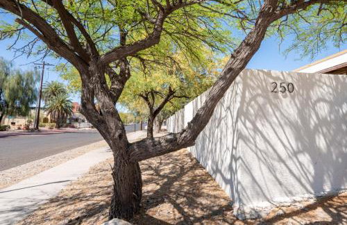 Spring Dream 2BR Apt with Parking in the Heart of DT - Foto 13