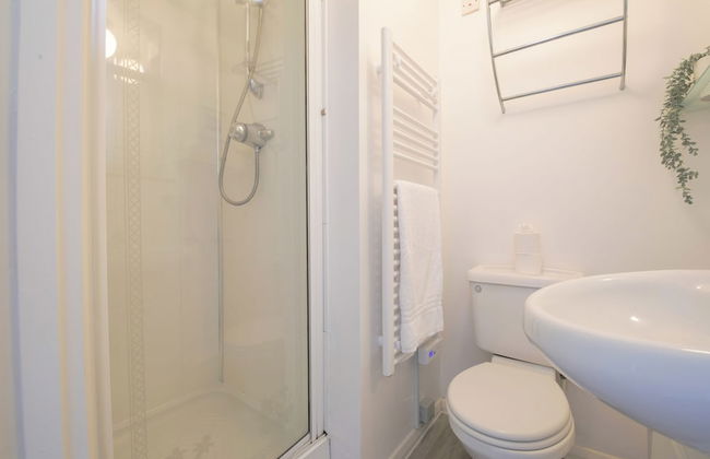 2 Bed Apartment Overlooking Water - Foto 27