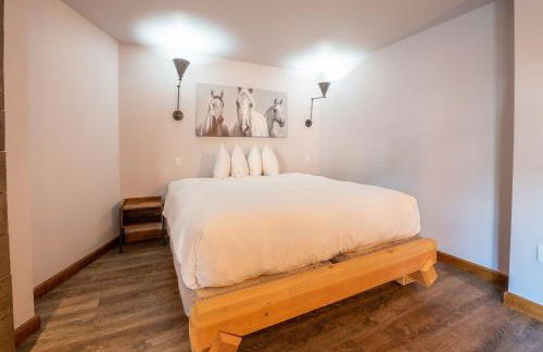 Studio Efficiency Unit with Balcony over Mountaineer Square condo - Foto 6