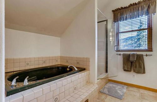 Lovely House Tucked in the Pines with Private Hot Tub - Pura Vida - Foto 11