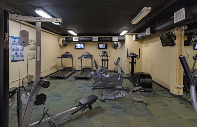 Spacious 2BR Condo w/ Partial Gulf Views, Pool, Across the Street From Beach! - Foto 39