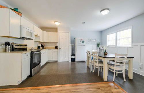 Walk to Atlantic Beach Family Gem with Fenced Yard - Foto 8