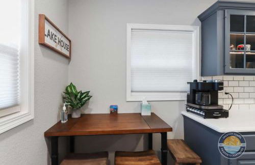 New Pet Friendly Walking Distance to Lake Front - Foto 9