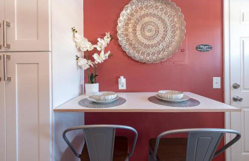 Rear deck w/ Soaking tub + Wi-Fi & Parking - Foto 14