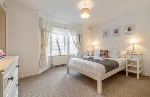 Spacious Apartment with Parking! - Photo 9