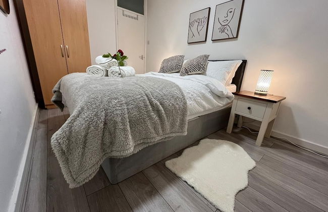 Elegant 3 Bedroom Flat with Garden Oasis - Photo 10