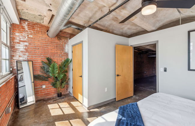 Luxury Historic Loft with Gym - Photo 37