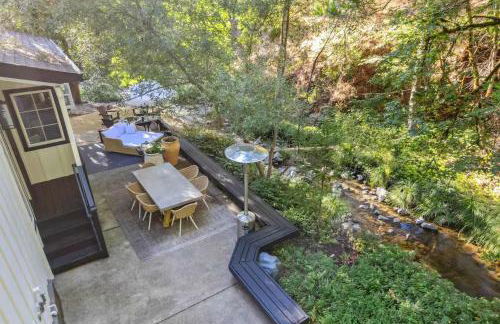 Modern Organic Home with Backyard Creek near State Park - Foto 27