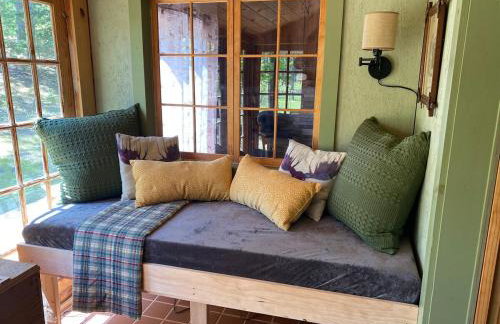 Cabin in the woods with fire pit and porch - Foto 3