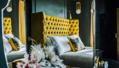 Unique 4 Bed Home in The Windsor Tapestries by Casa by Grace - Sleeps 7-9, Private Hot Tub Hire, Free Parking, Dog Friendly, Legoland, Windsor Castle - Foto 3, wardrobe