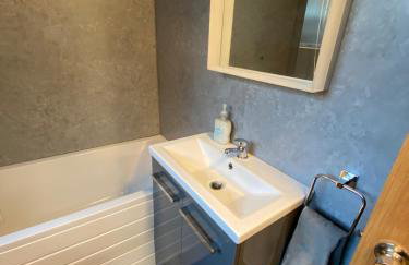 Comfortable 2 bedroom home from home with parking - Foto 2