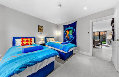 The Lumos House - 4 Bed Home w Parking near Harry Potter Studios - Foto 51