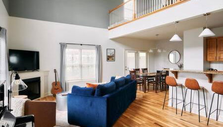 Modern Home next to Vanderbilt Campus with Parking, Screened Porch & Workspace, Walk to Hillsboro Village, Fido & Pancake Pantry, Minutes to Music Row, 12 South & Broadway, Perfect for Families, Friends & University Visits - Foto 1