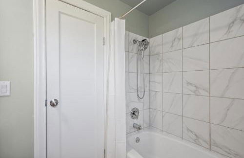 Spacious 5B2B home 5 min to airport with AC, Game Room, WiFi, Parking - Photo 41