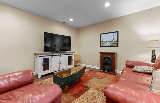 Sleeps 22, Lakefront w/ Private Dock & Pool, 2 Houses Lake Living by Avantstay - Foto 56