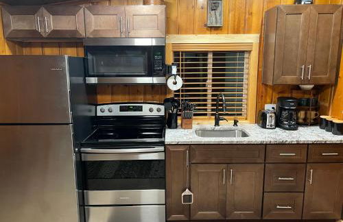 Rustic 1 bd 1 ba Cabin at New Waitts Lake Resort - Foto 12