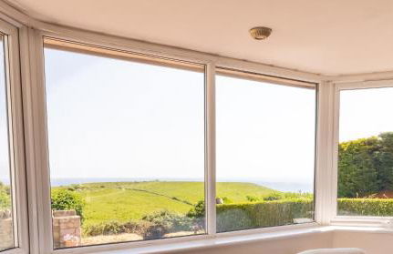 Spacious Coastal Home with Stunning Sea Views - Foto 9