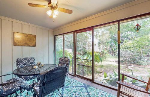 Updated house with enclosed yard, patio, central AC, & washer/dryer - Foto 22