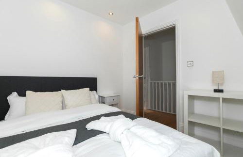 3-Bedroom House with 2 Living Rooms & Balcony near Brick Lane, London - Foto 8