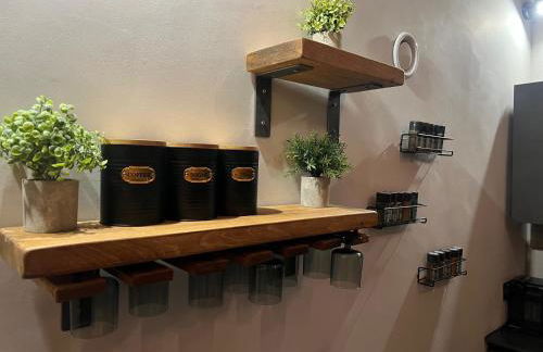 DJH Homes - Luxurious and chic 3BR Grade II Industrial House with log burner and electric blinds - JQ, Birmingham City - Foto 47