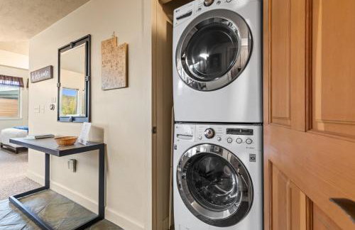 KBM Resorts Crestview Condos Spacious condo near Olympic Park with gas fireplace year-round pool hot tub city wide shuttle access. CVC-308B - Foto 44